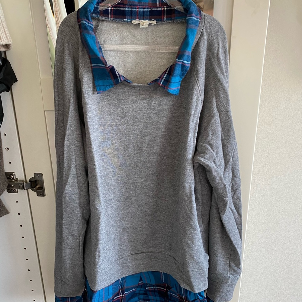 Sweatshirt with plaid button down lining